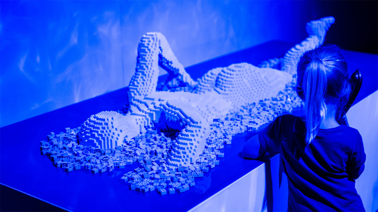 Meisje op de expo The Art Of The Brick