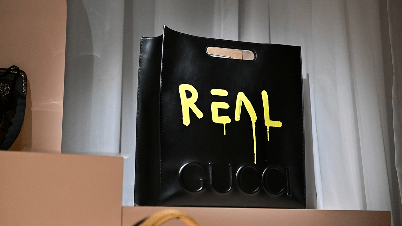 Handtas met het opschrift 'Real