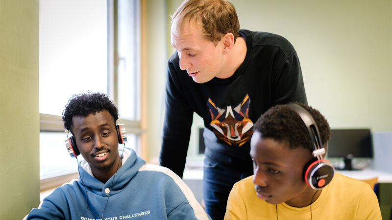 PAV-leraar Pieterjan Vervaeke met 2 leerlingen in zijn klas