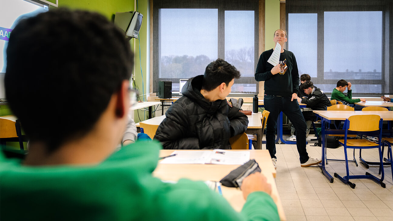 PAV-leraar Pieterjan Vervaeke met leerlingen in zijn klas