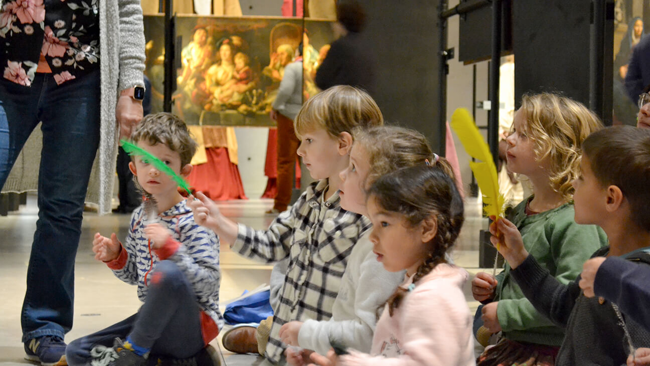 Kinderen kijken naar kunst in de expo 'verborgen parels'