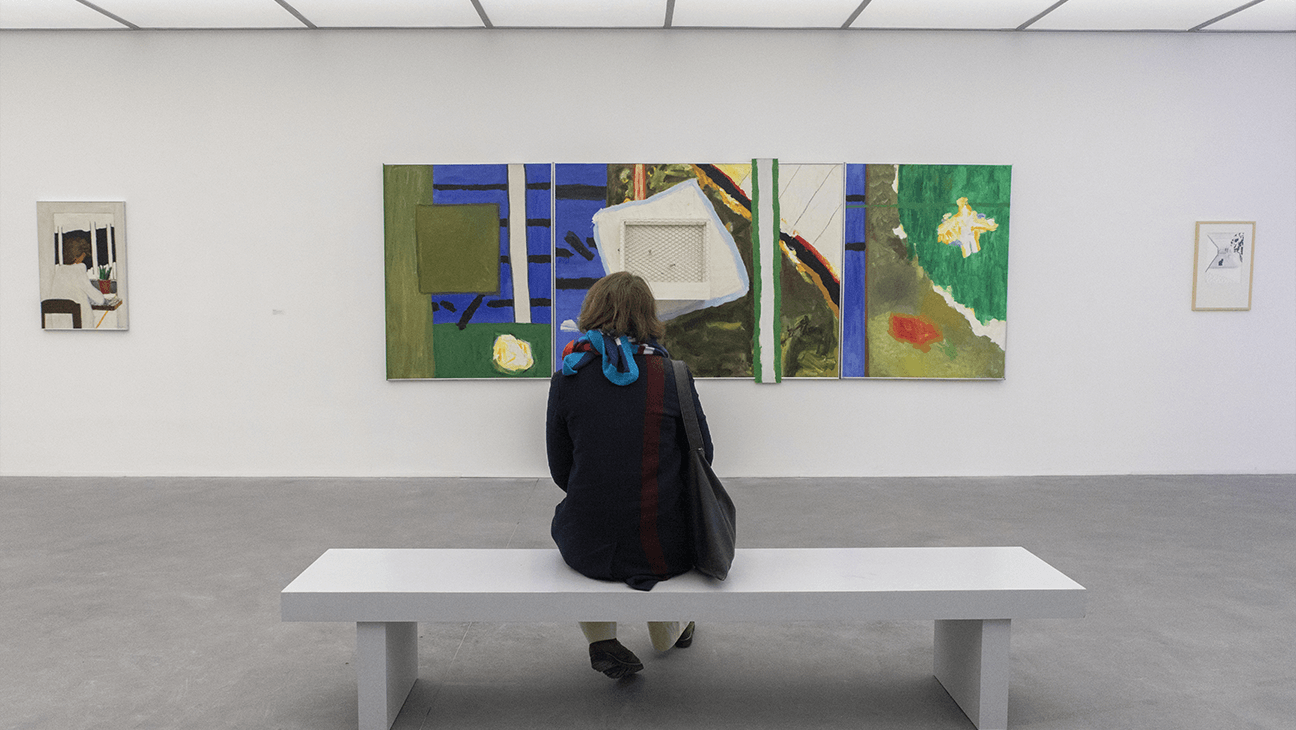 Vrouw kijkt naar een werk uit de expo 'Het niets, het licht en de dingen'