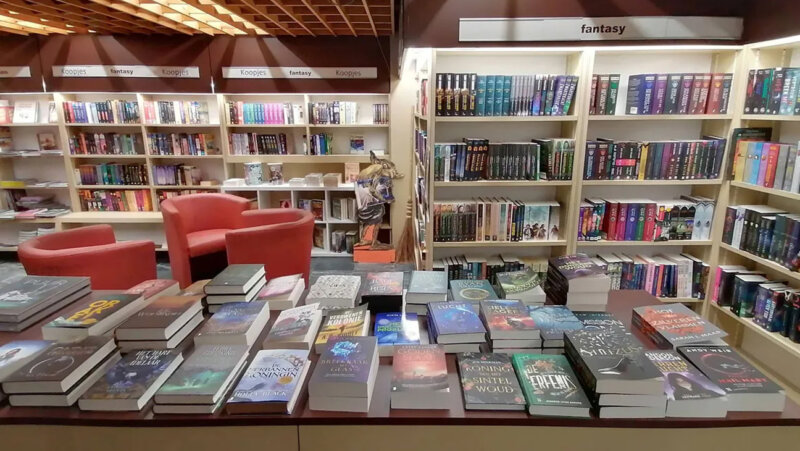 Boekenrekken vol boeken in Brugse Boekhandel