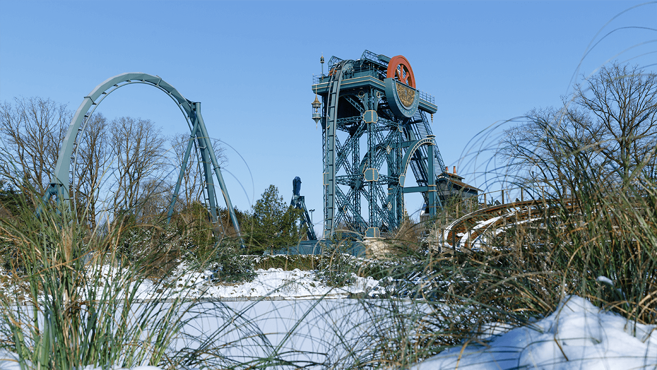 De rollercoaster 'Baron 1898' in de sneeuw