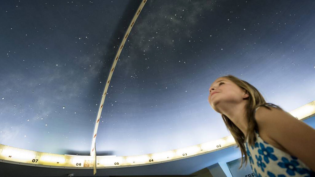 Meisje kijkt naar sterrenhemel