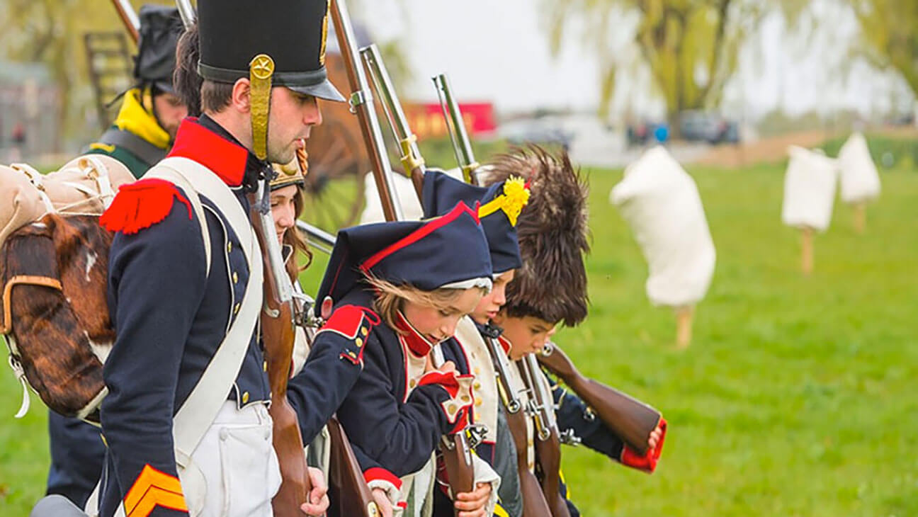 Kinderen in uniformen uit de slag van Waterloo