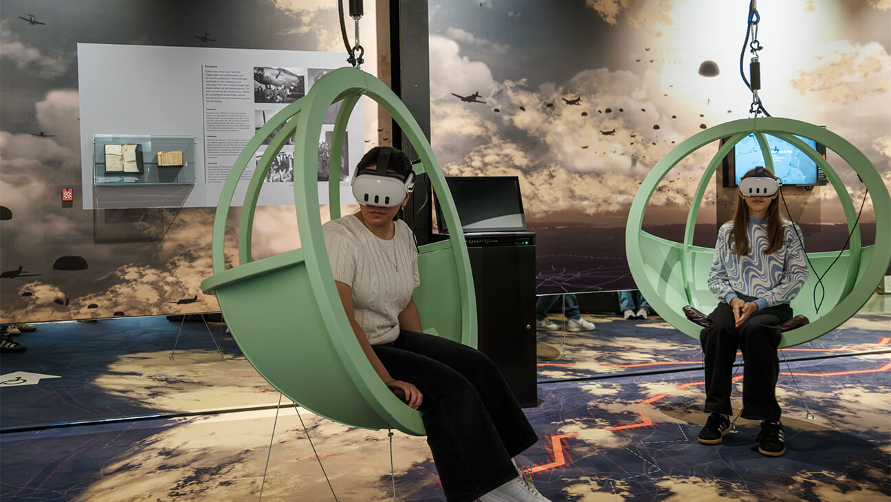 Bezoekers met 3D-bril in Liberation Garden