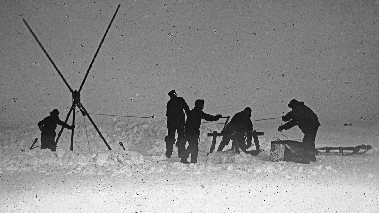 Mannen op expeditie op antarctica