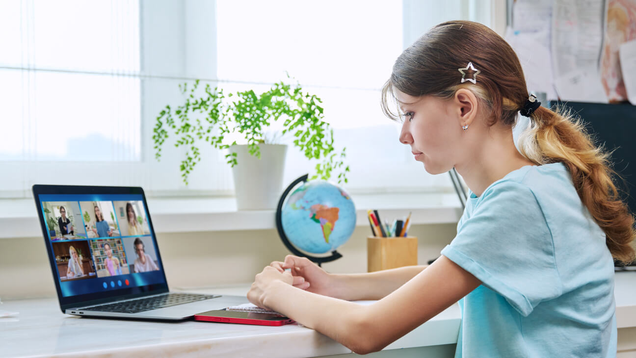 Leerling achter laptop voor afstandsonderwijs