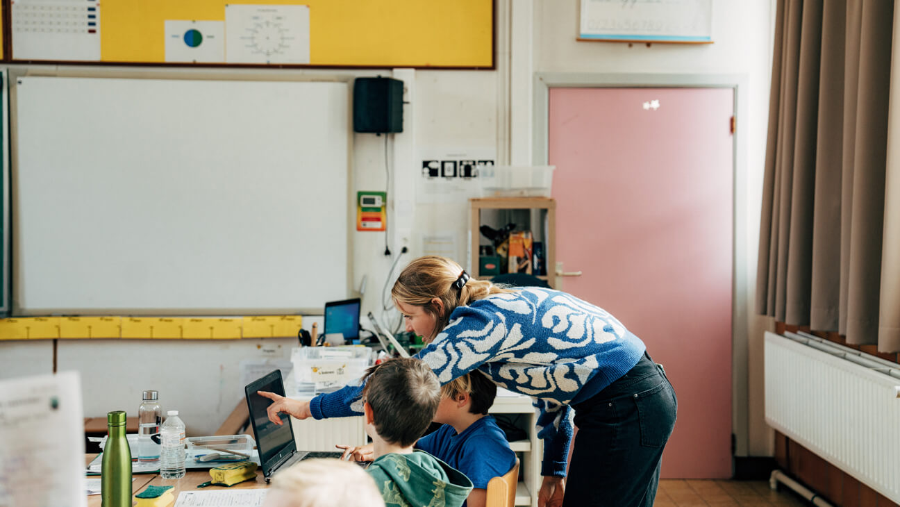Leerondersteuner Siegke begeleidt een leerling in de klas