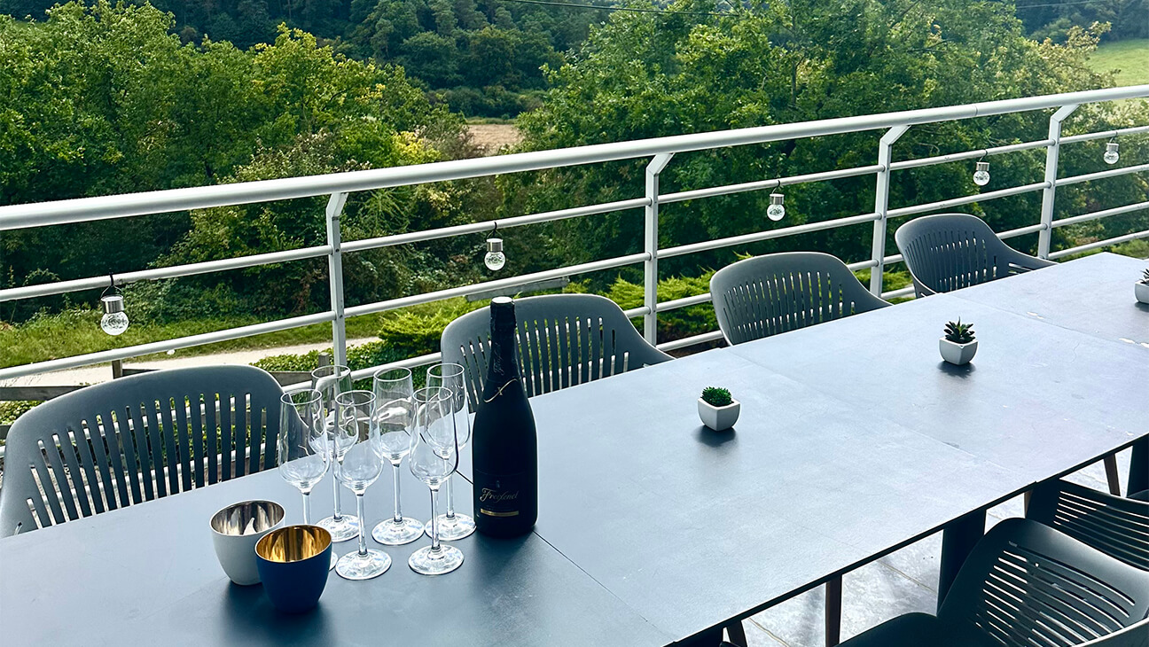 Tafel op terras van Gîte Dérive