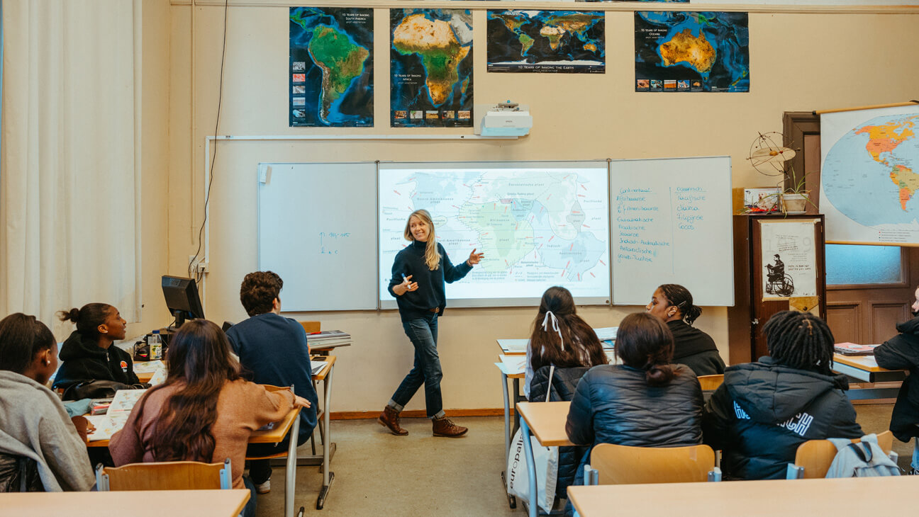 Stefanie Van Brussel geeft les aardrijkskunde en geschiedenis in de klas