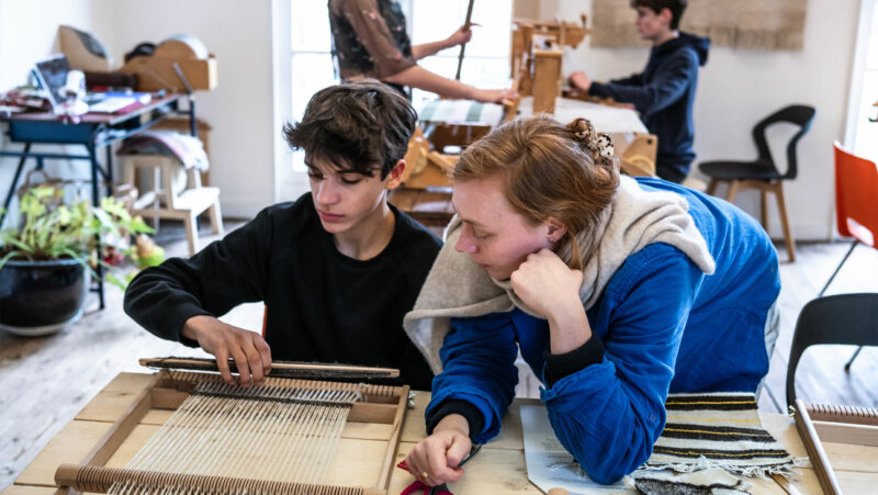 Céline Lambrechts, geeft een les weven in haar atelier