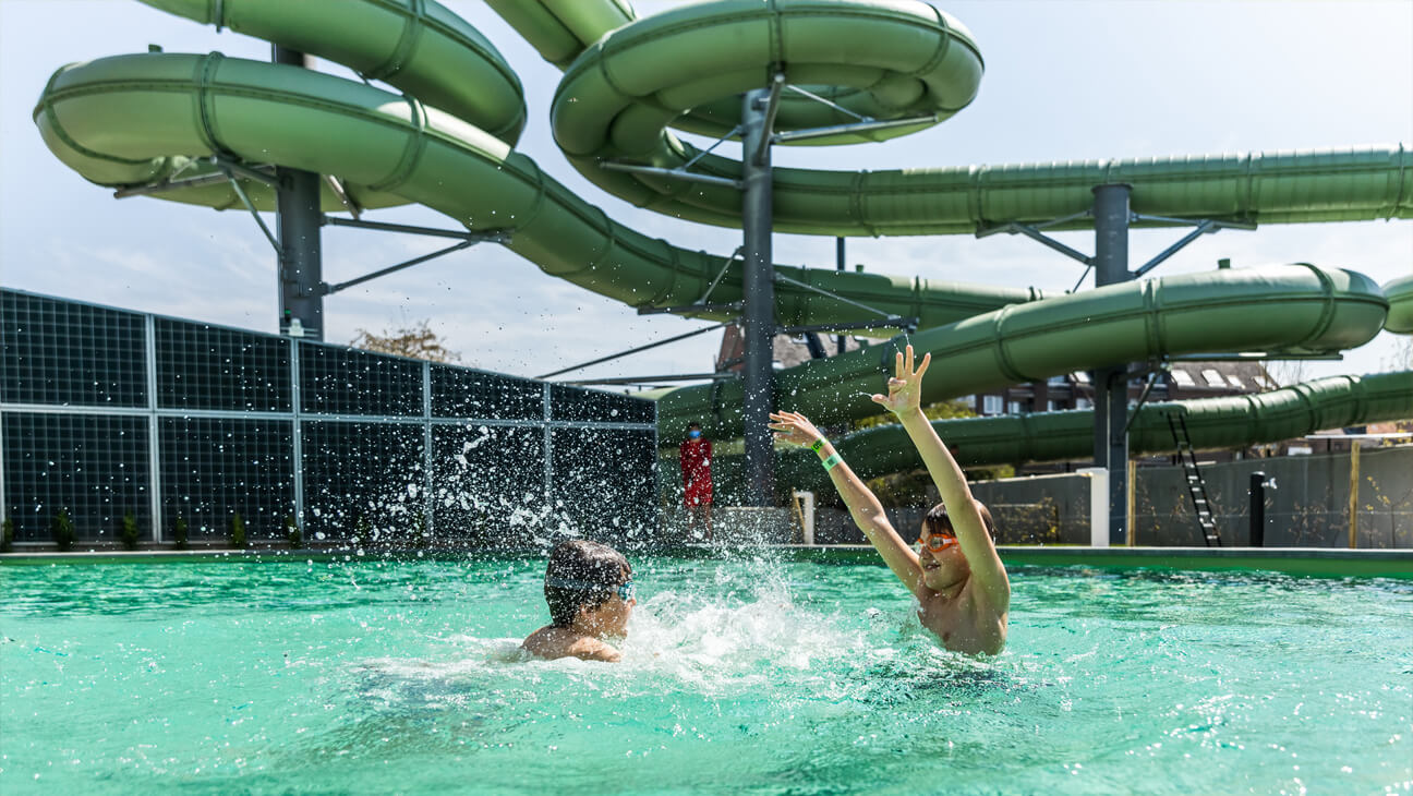 Kinderen spelen in een buitenzwembad