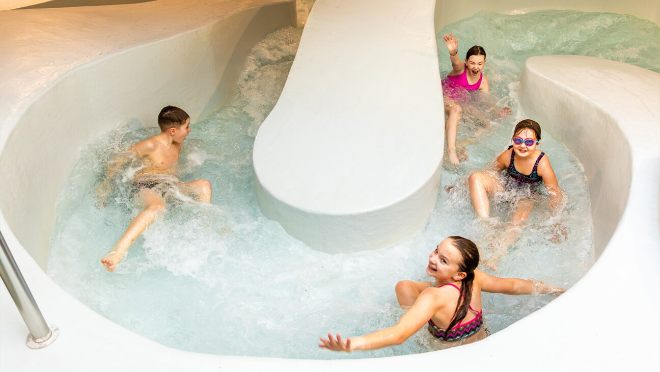 Kinderen in een wildwaterbaan