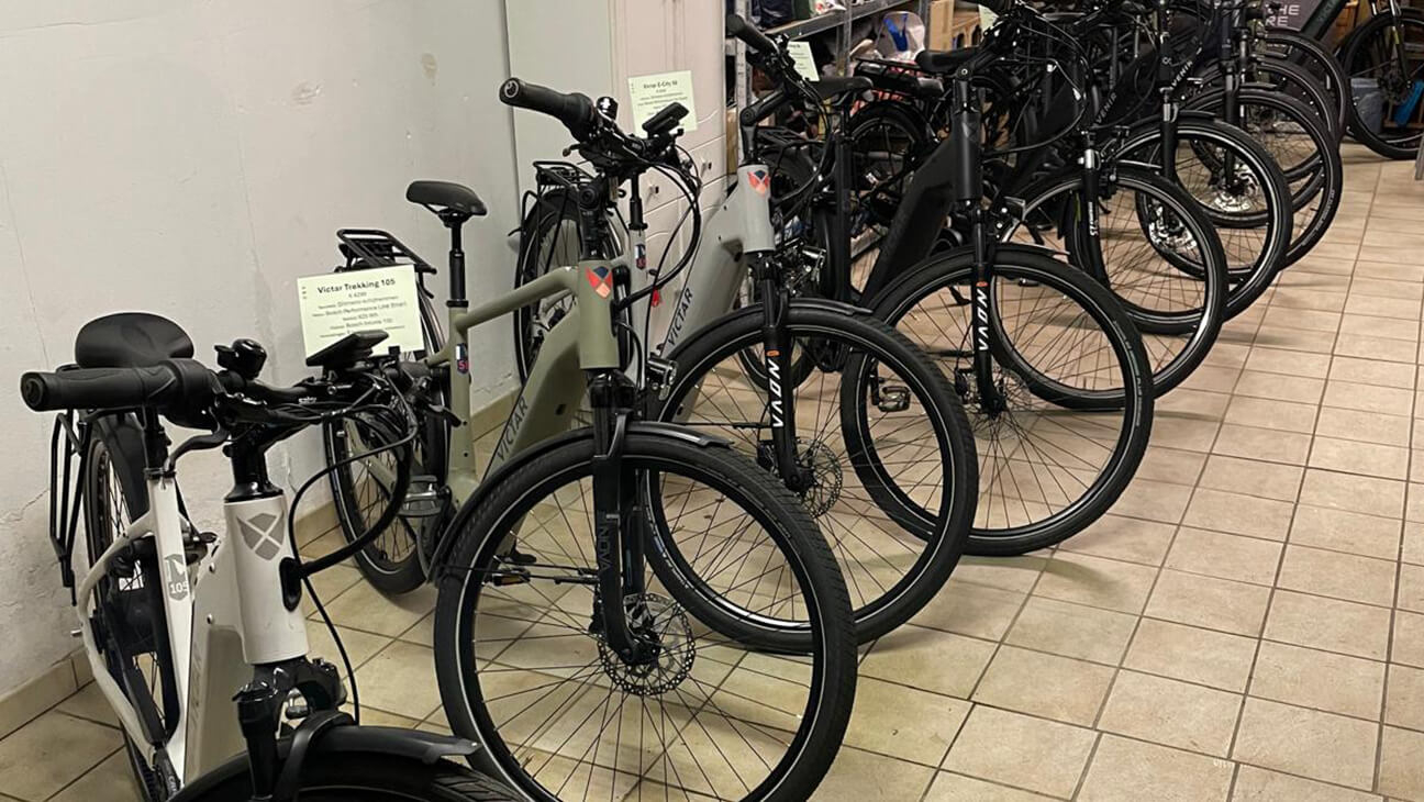 Fietsen in de etalage van fietsen Foubert