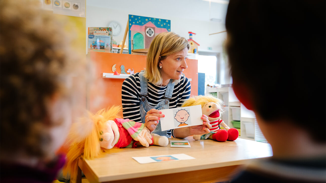 leraar Ils De Proost met haar handpoppen in de kleuterklas