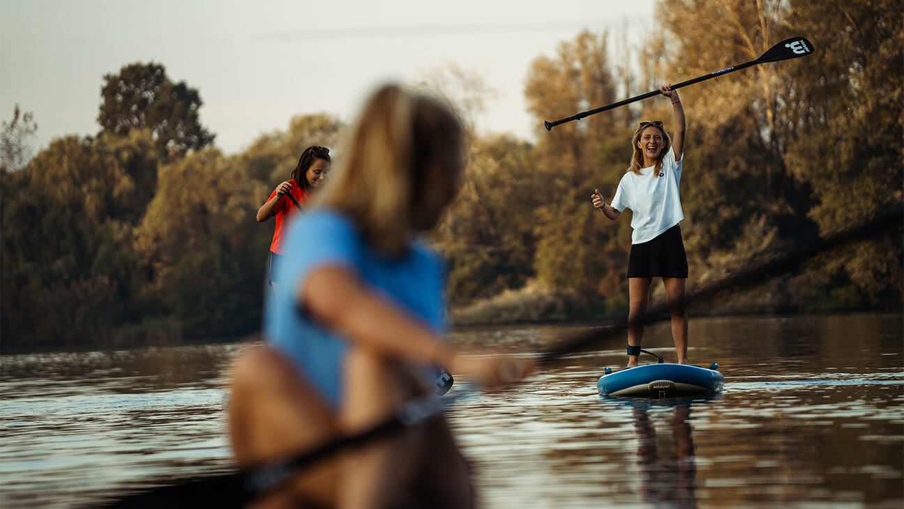 Groep jongeren op SUP boards  op het water