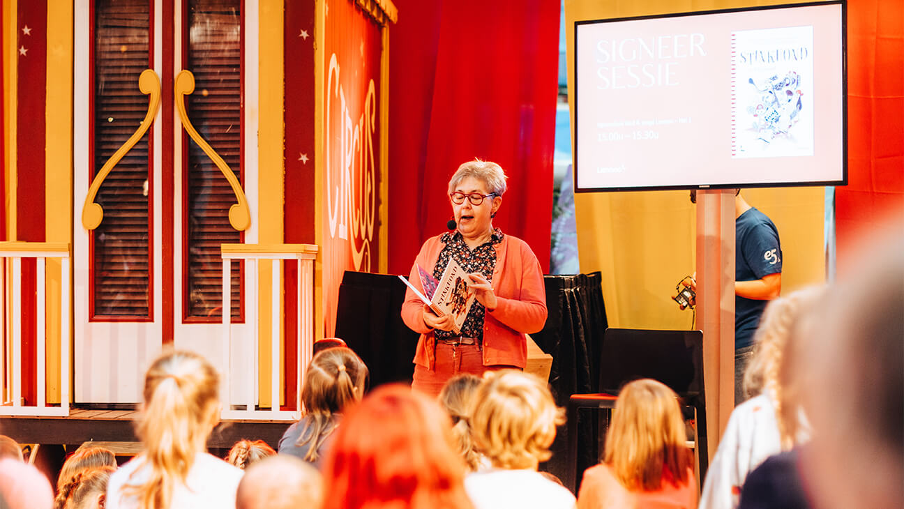 Vrouw leest een boek voor op Boektopia