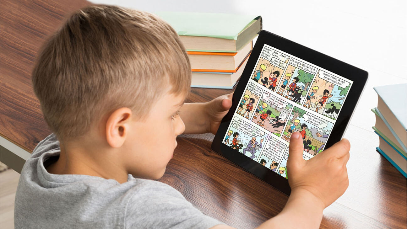 Kind leest een strip op tablet