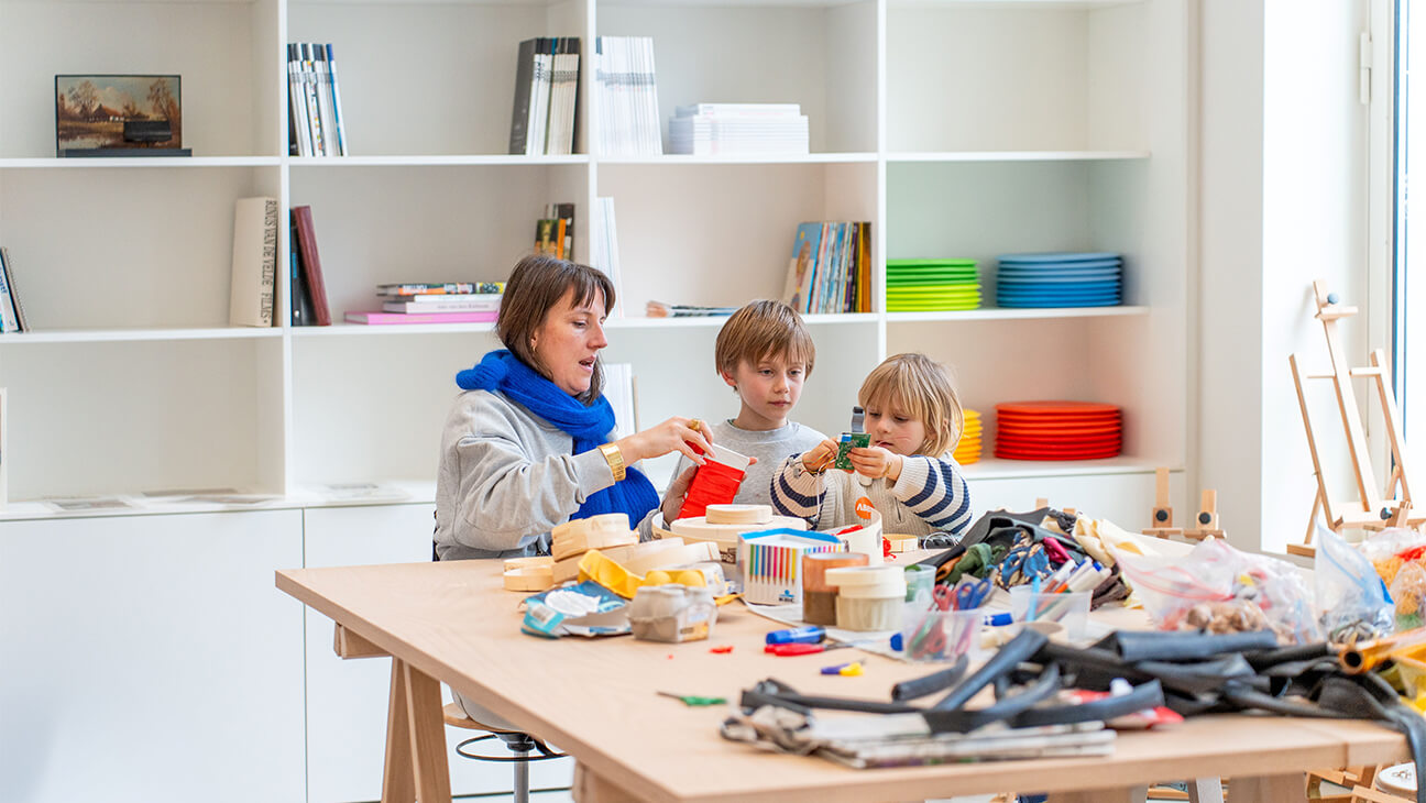 Kinderen aan het knutsele in abby