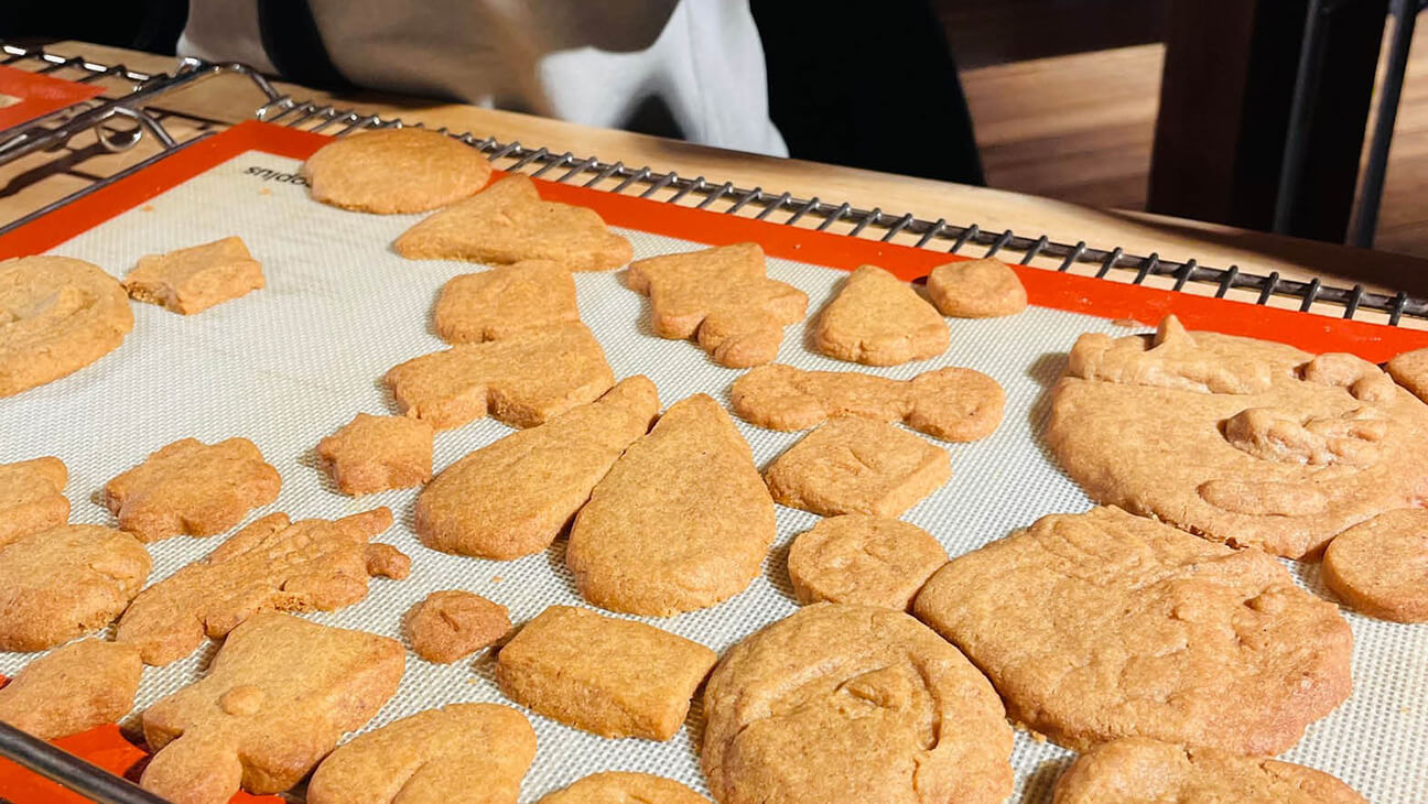 Gebakken koekjes op een ovenschaal