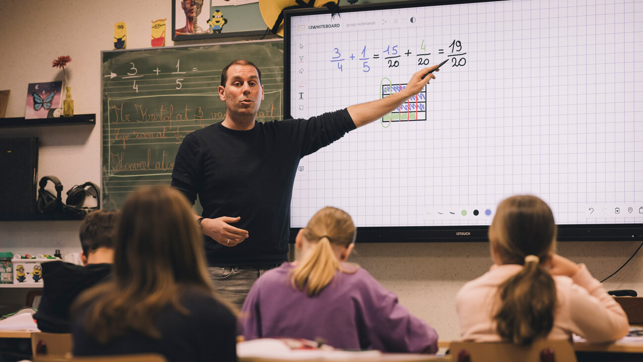 Leraar Kristof legt breuken uit tijdens de wiskunde les