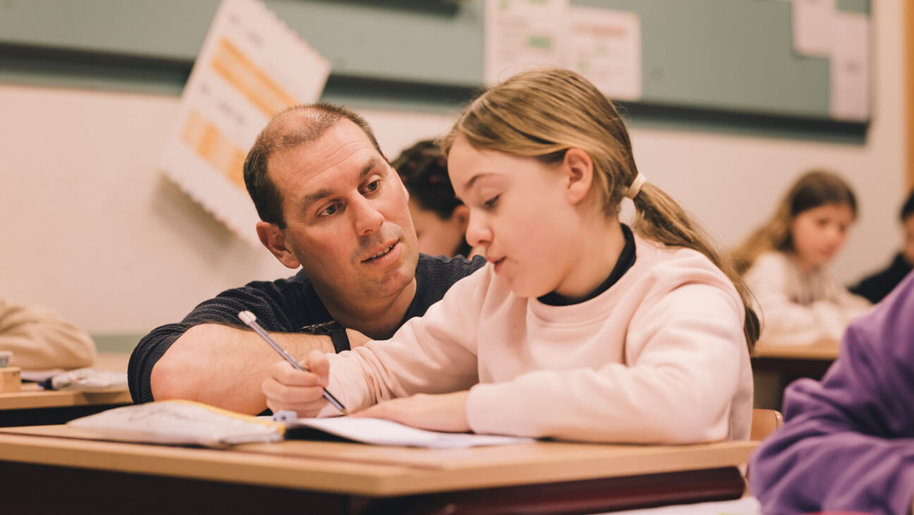 Leraar Kristof helpt leerling tijdens de wiskundeles