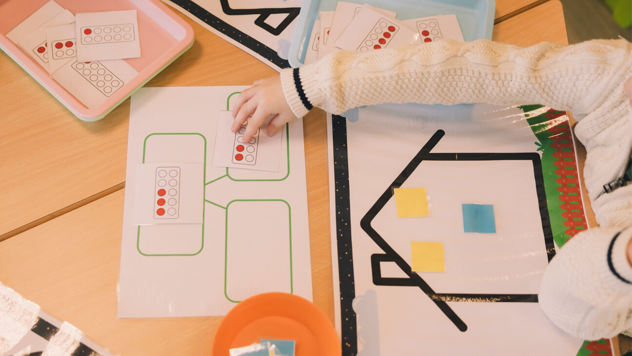 Een kleuter splits het getal drie in twee en ...