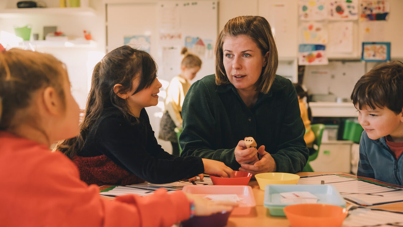 juf Liesbeth begeleid kleuters met het getalverhaal bij Wiskunde