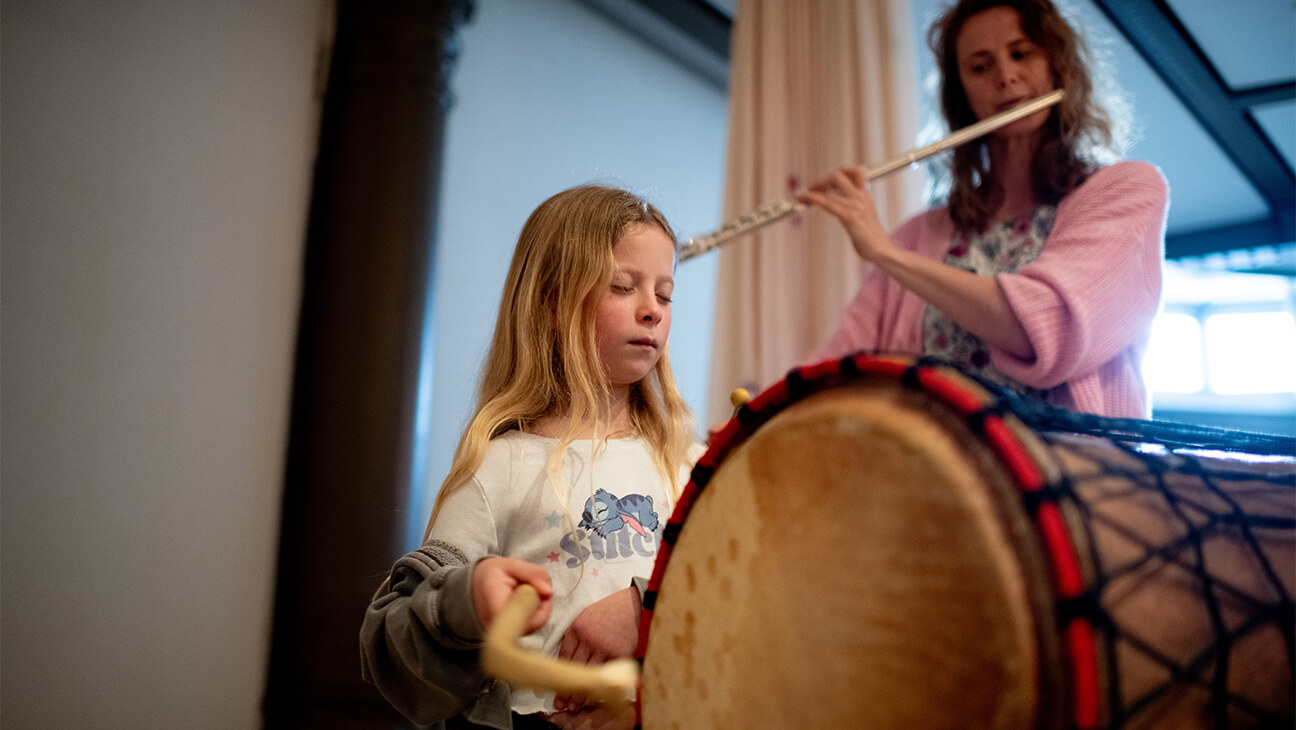 Meisje speelt op een trommel