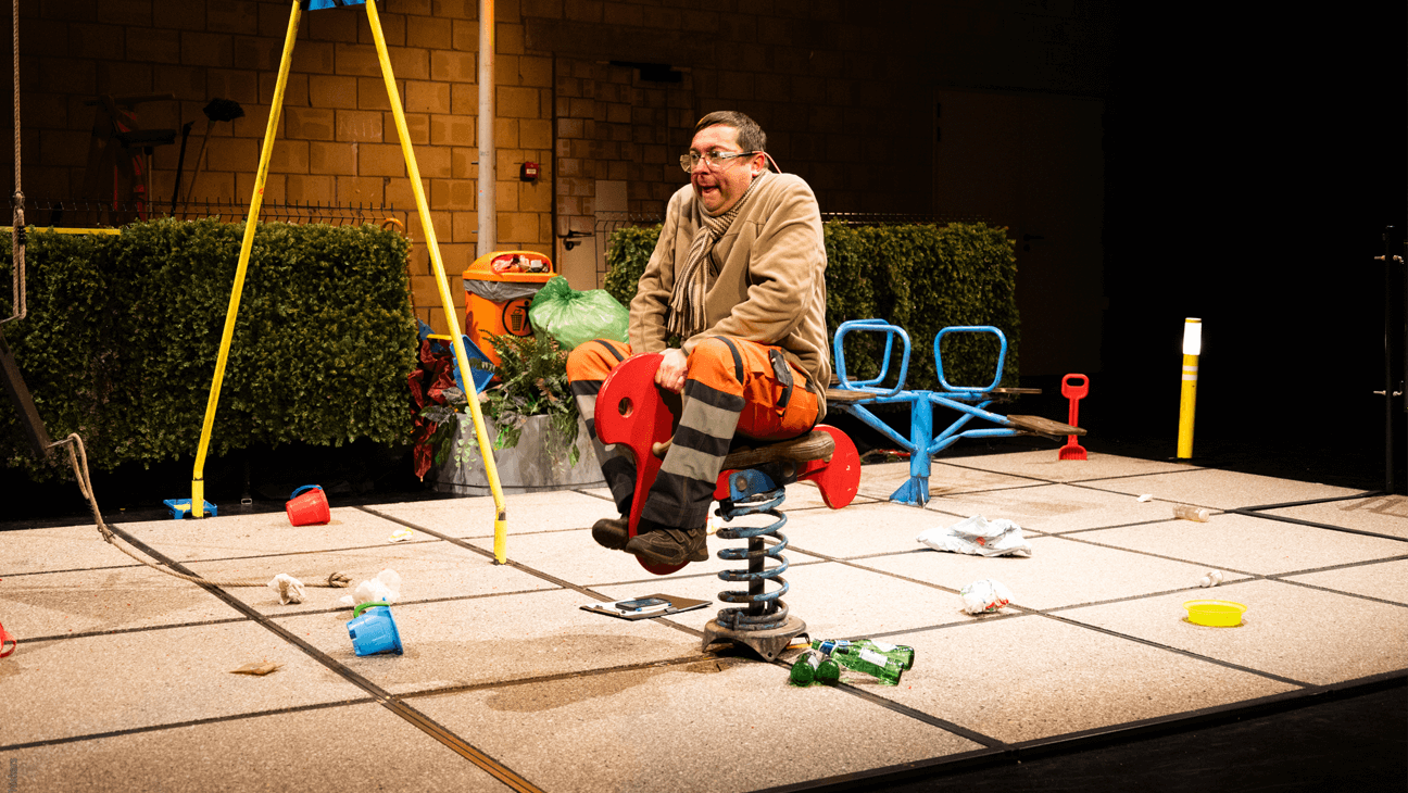 Man op een schommelpaard