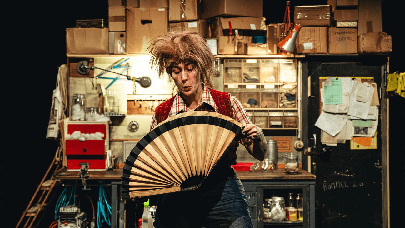 Vrouw acteert in een toneelstuk van productiehuis 4hoog