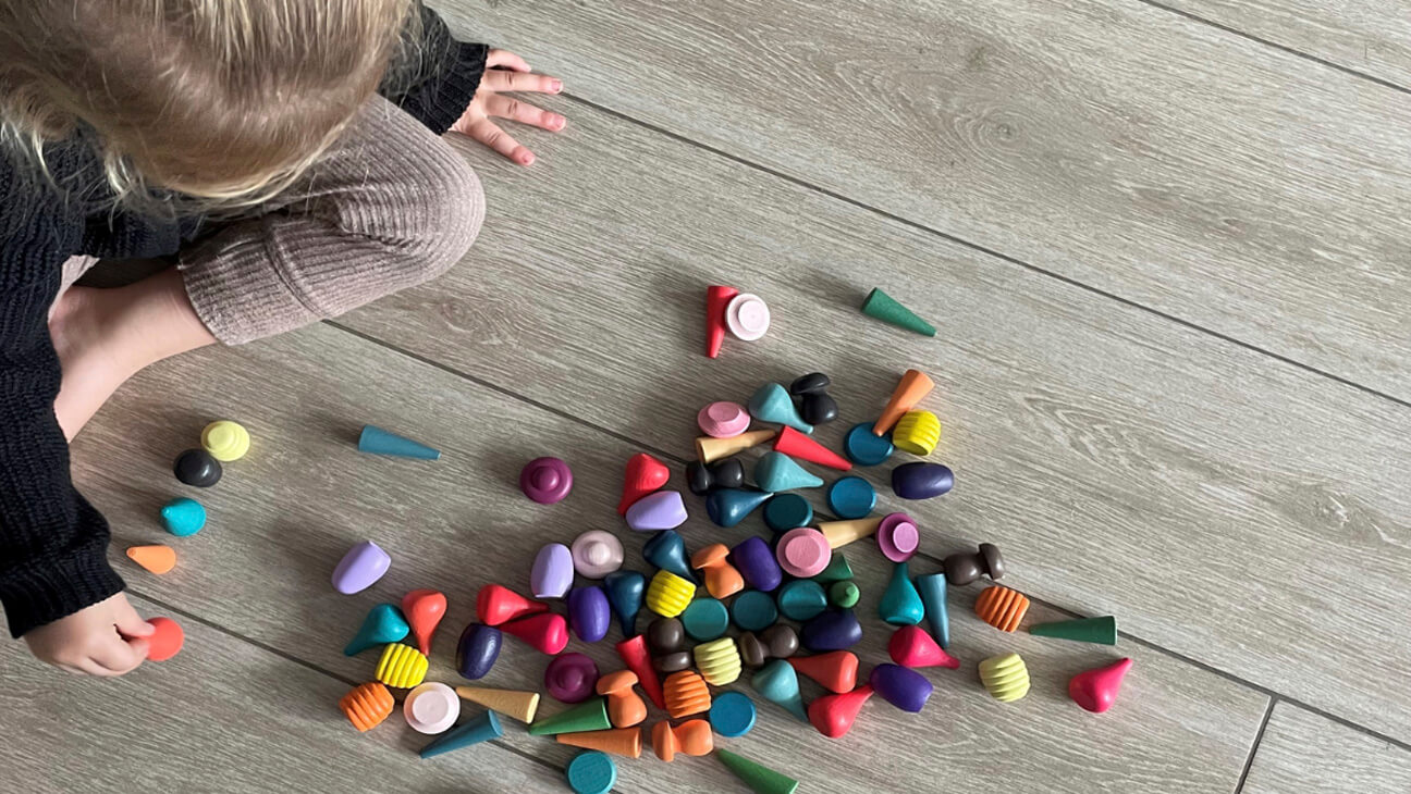 Kind speelt met educatief speelgoed van Educatoys