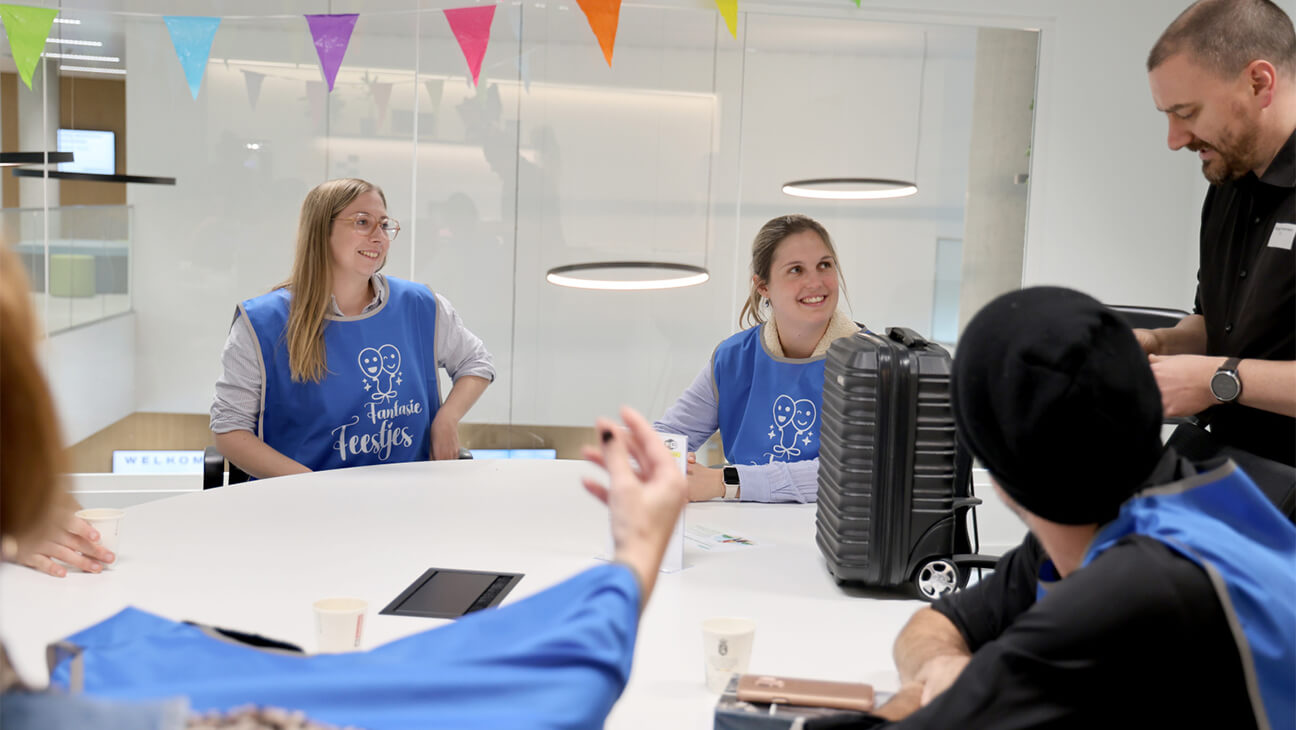 Groep aan een tafel in escaperoom Escapade