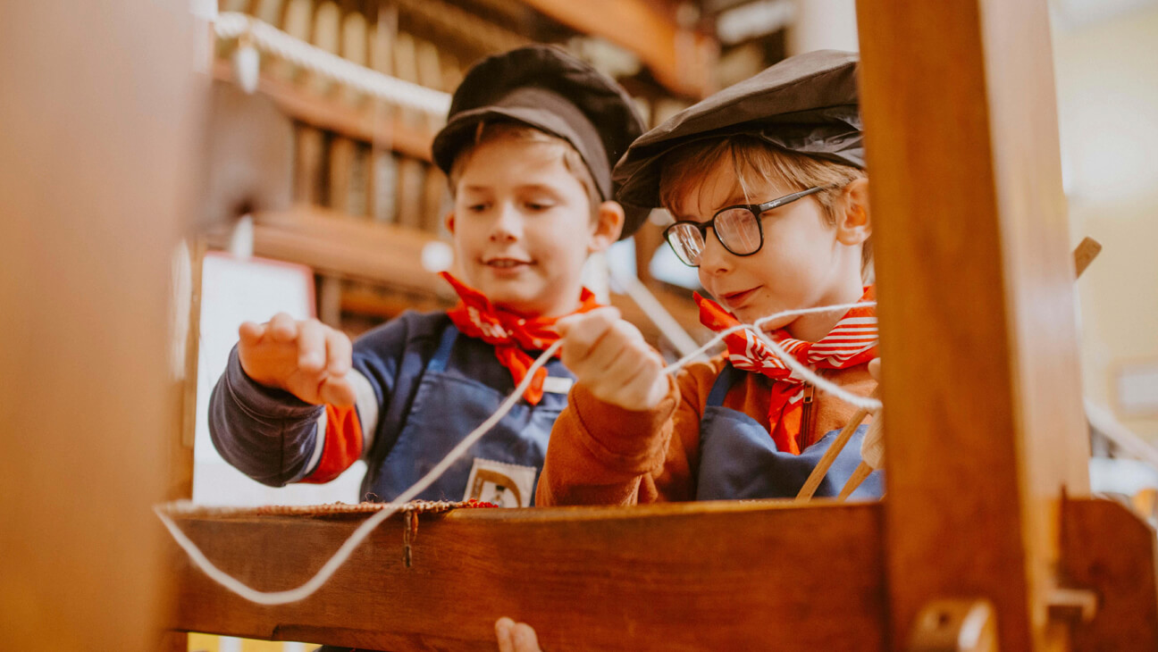 2 kinderen aan een weefgetouw