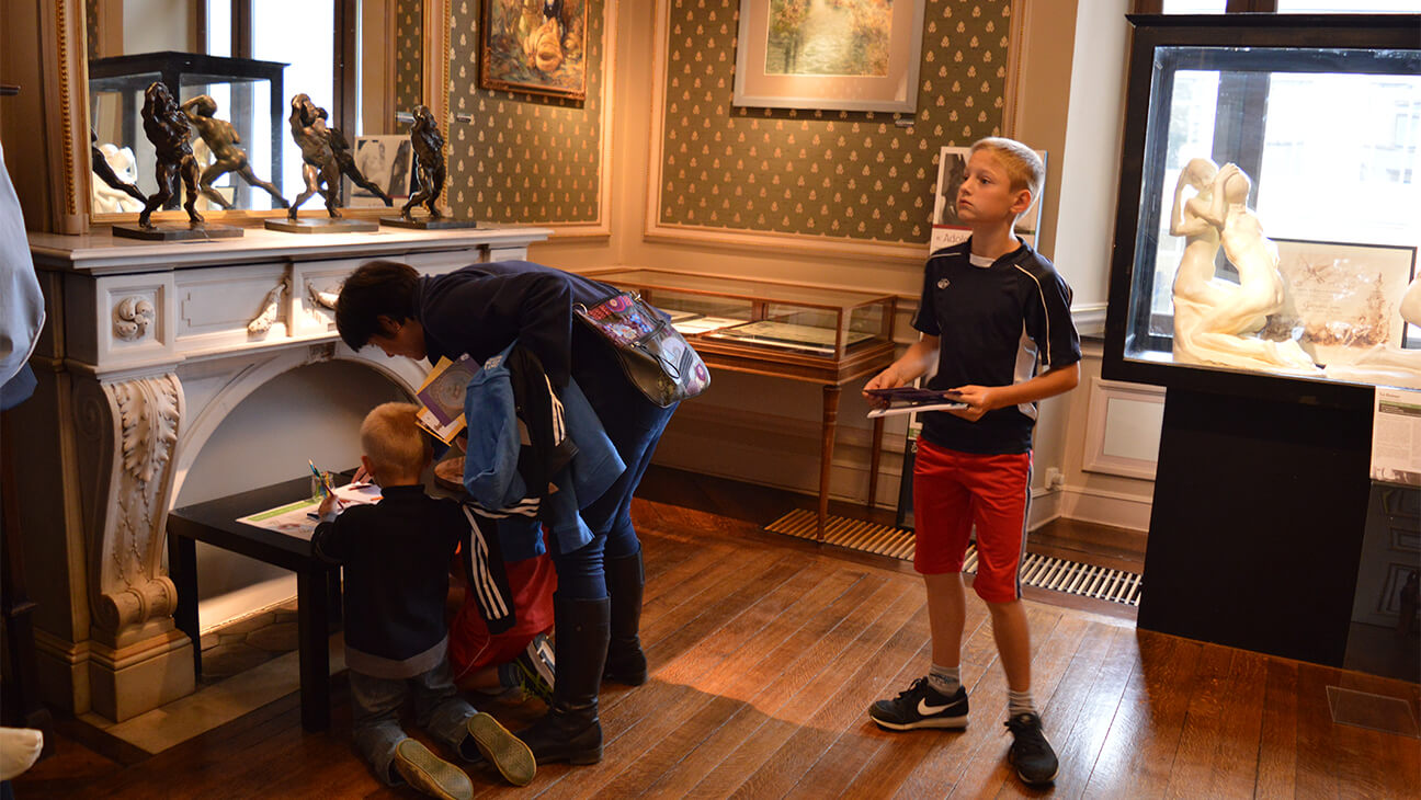 Mama met kinderen in Musée Gaspar