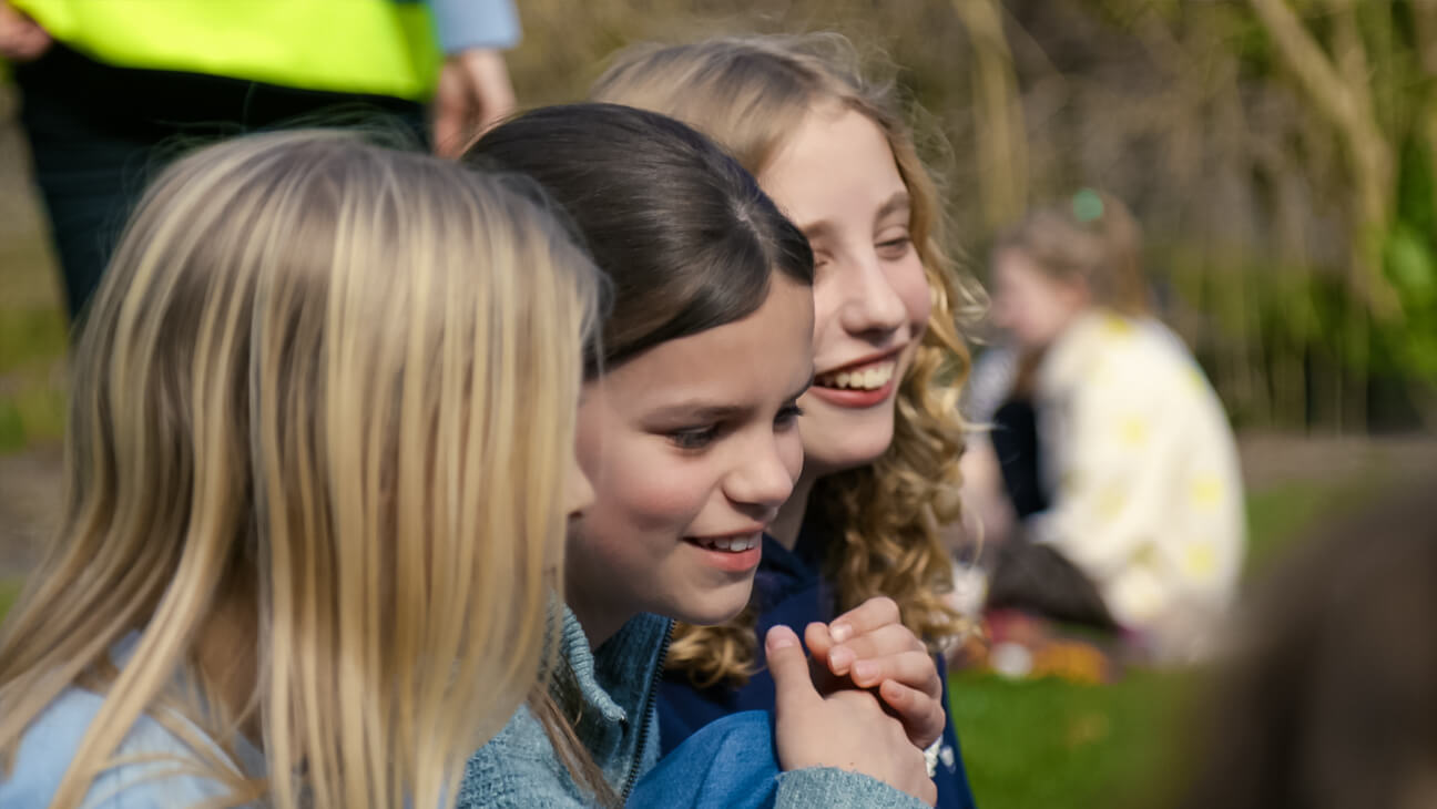 Leerlingen op het grasveld van de speelplaats