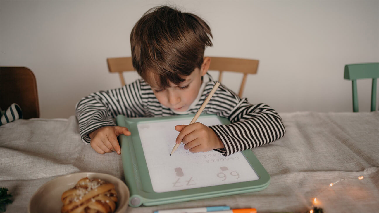 Jongen aan het tekenen