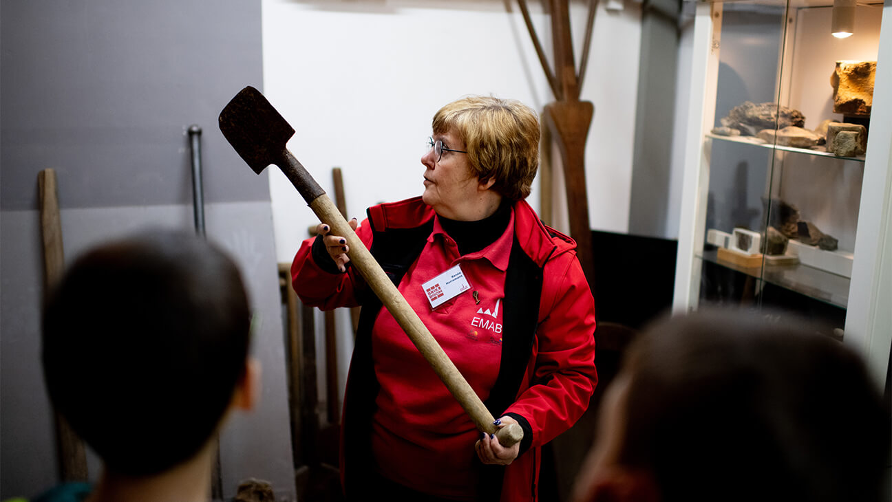 Gids toont smalle spade in 'brik' in Boom