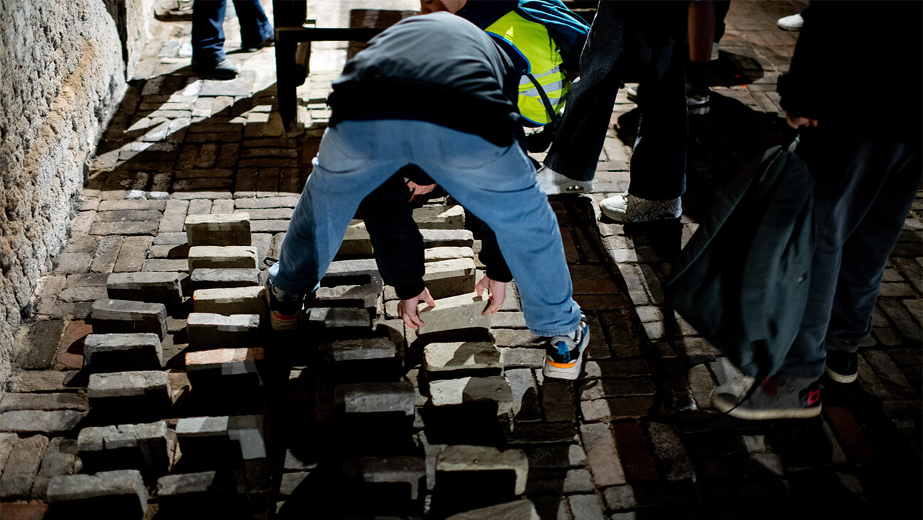 Kind raapt bakstenen in 'brik' in Boom