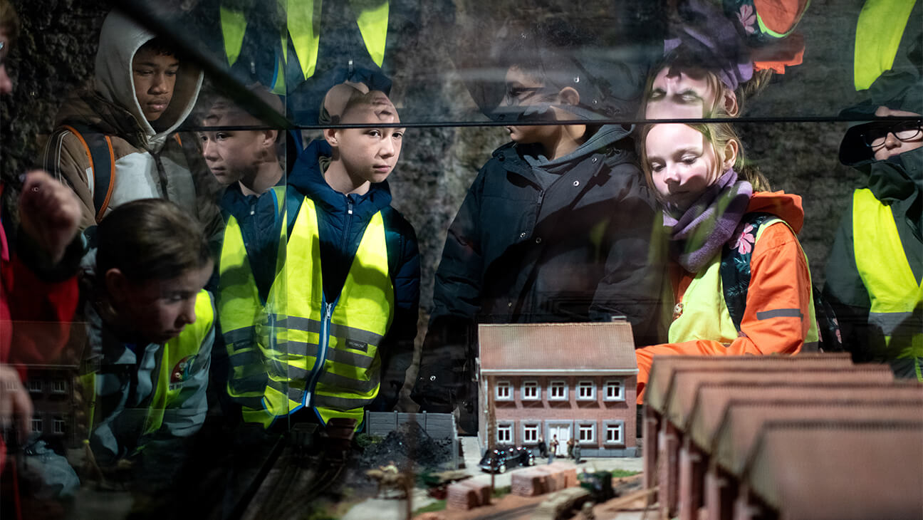 Klas kijkt naar een maquette van 'brik' in Boom