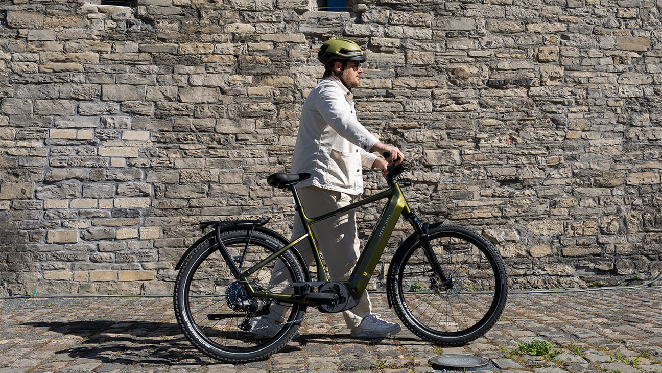 Man met fiets van Urban Jungle