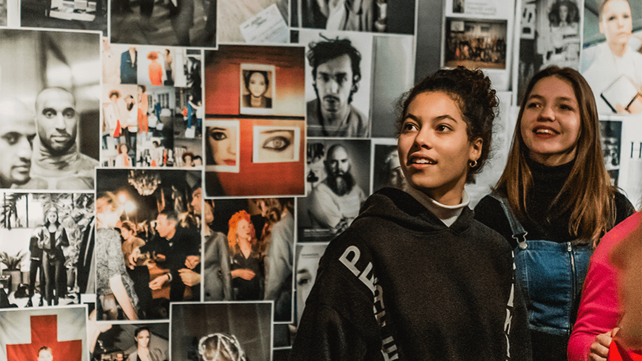 2 vrouwen kijken nar foto's op de expo Rococo Reboot!