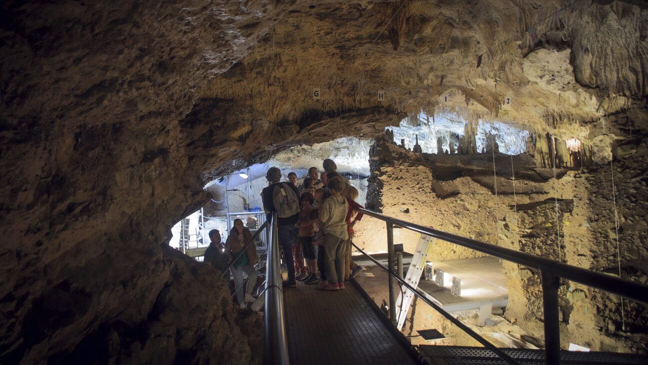 Groep kinderen in Grot Scladina