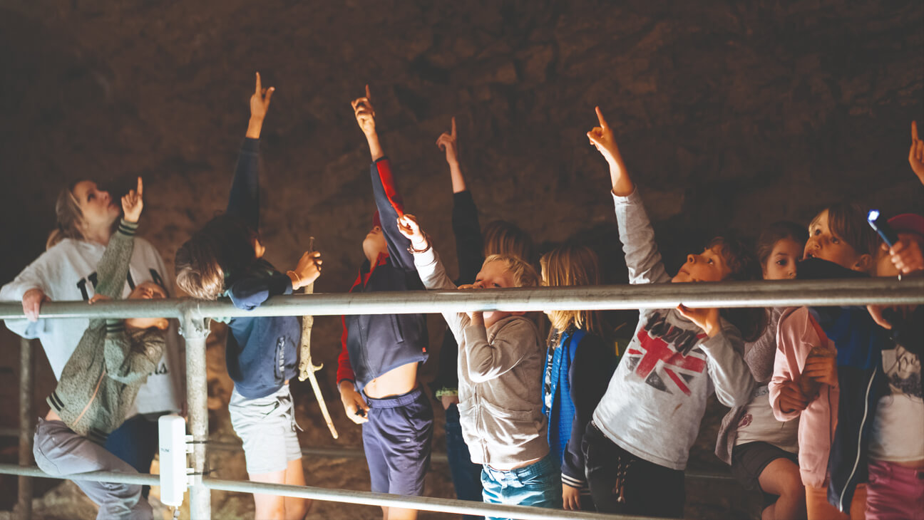 Kinderen wijzen naar boven in Grot Scladina