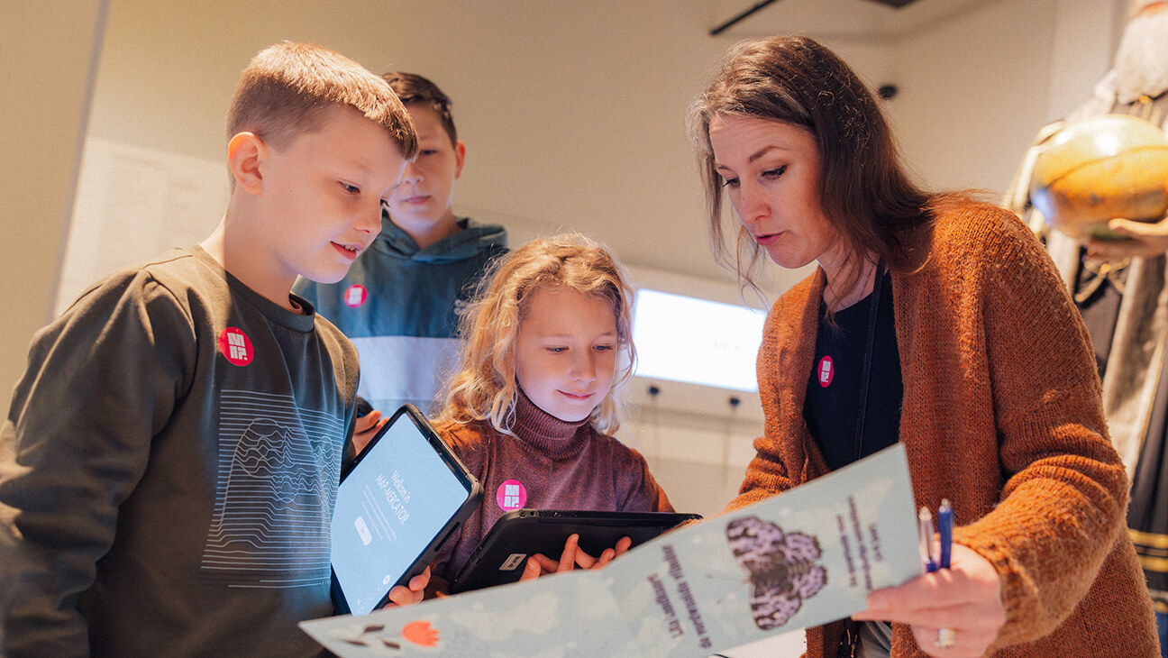 Kinderen kijken naar een map van Mercator