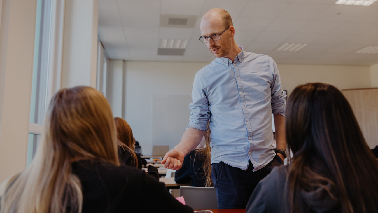 Leraar Gert voor de klas met zijn leerlingen