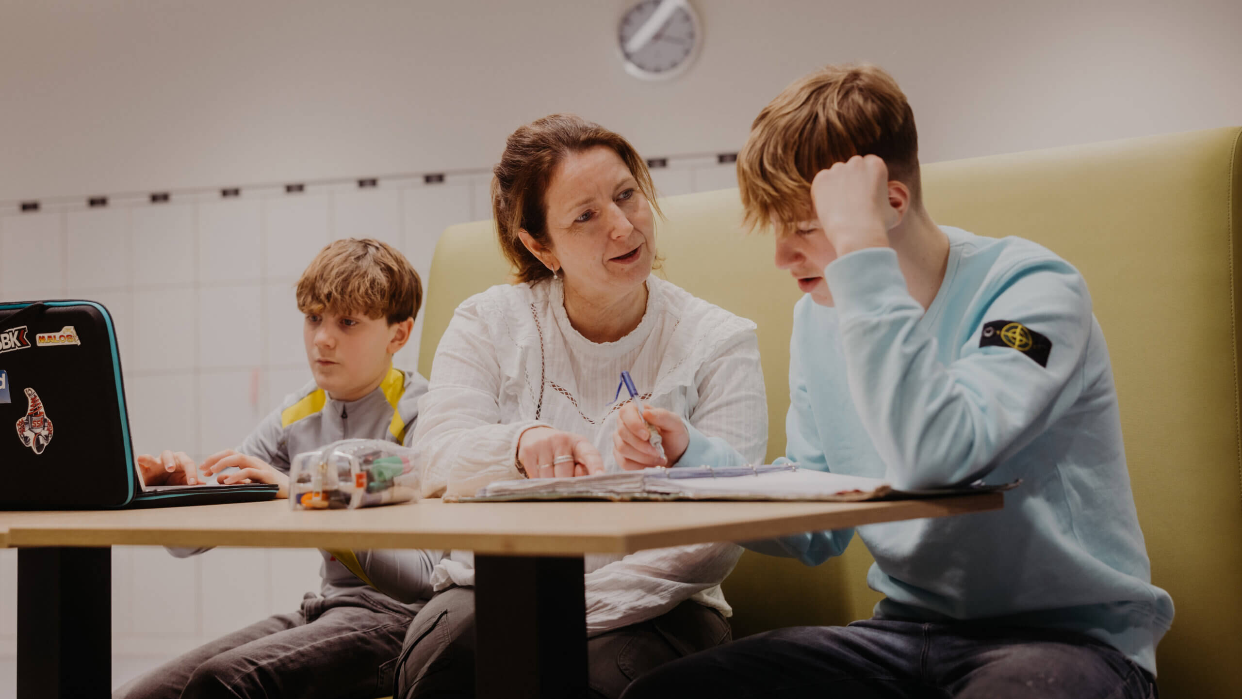 Teamleider Rianne Baggermans van het Alfrinkcollege helpt een leerling
