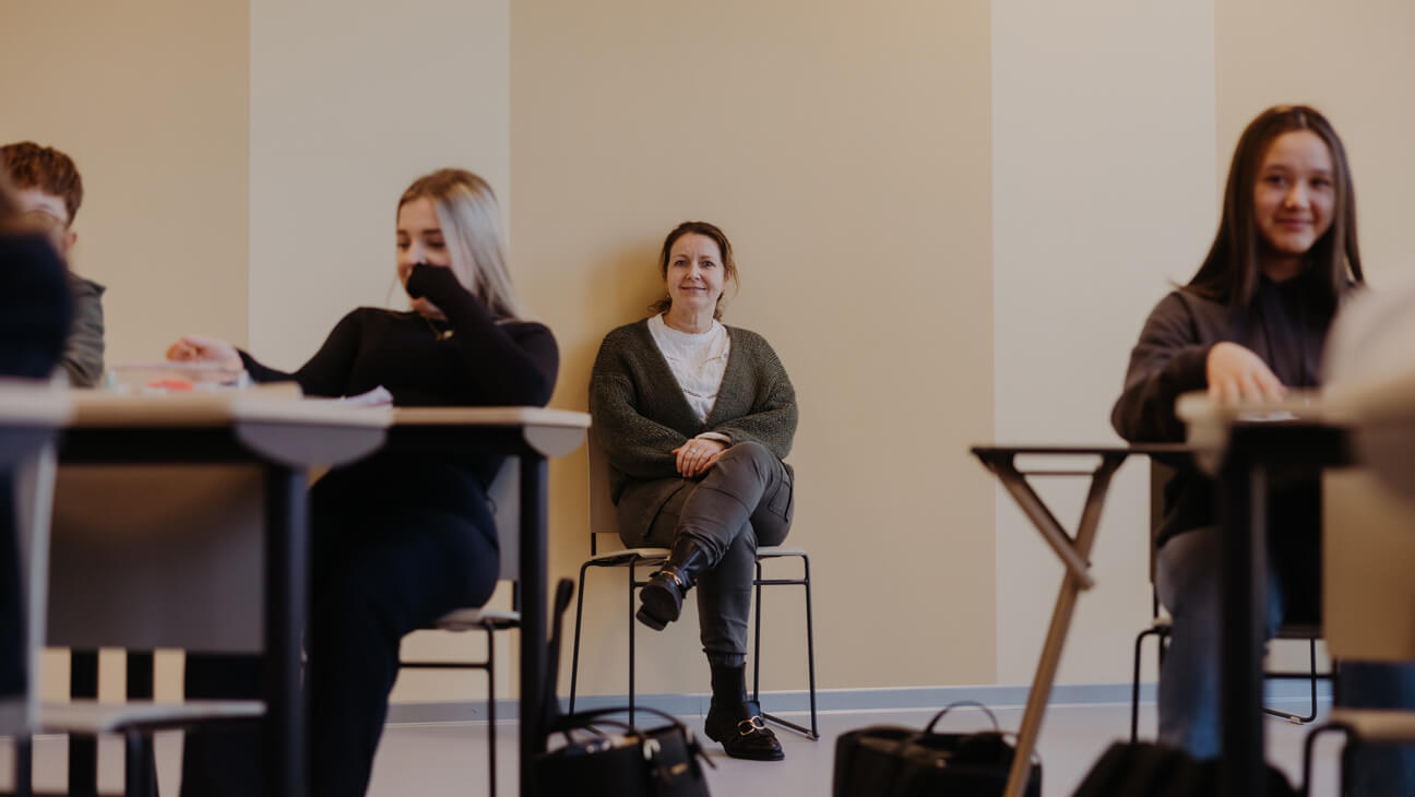 Teamleider Rianne op een van de 2 lege stoelen die in elke klas staan